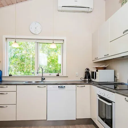 Three-bedroom Holiday In Tarm 5 * Hemmet
