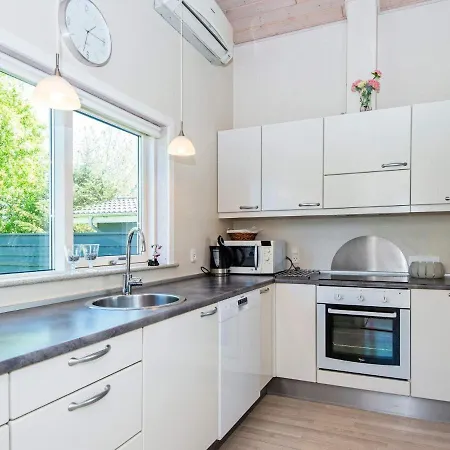 Three-bedroom Holiday In Tarm 5 *