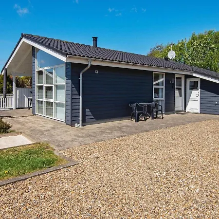 Three-bedroom Holiday In Tarm 5 *