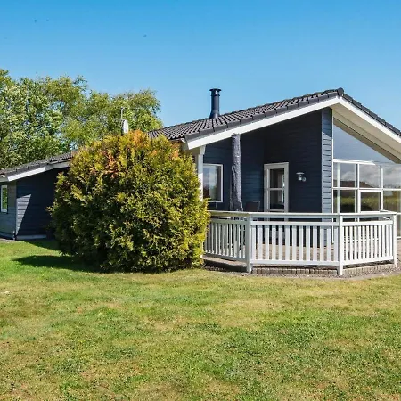 Three-bedroom Holiday In Tarm 5 *